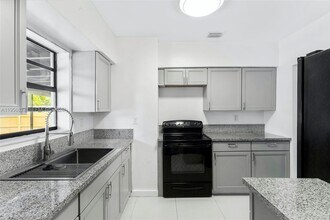 551 NW 183rd St in Miami, FL - Building Photo - Building Photo