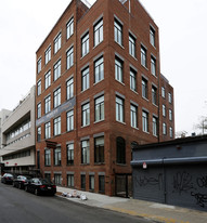 137-43 N 10th St in Brooklyn, NY - Foto de edificio - Building Photo