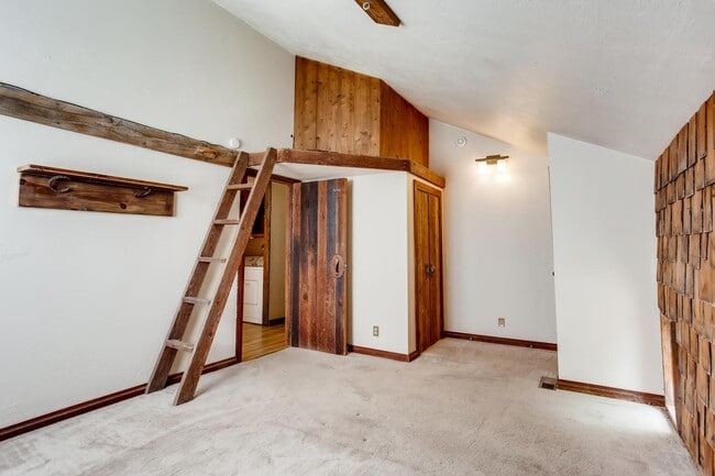 property at 1525 Crestmore Pl