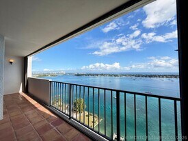5600 N Flagler Dr in West Palm Beach, FL - Building Photo