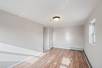 84 Pleasure Ave in Lake Ronkonkoma, NY - Building Photo - Building Photo