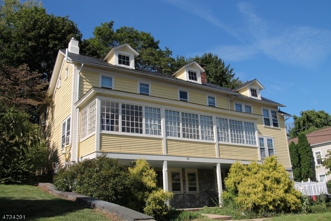 15 E Main St in Clinton, NJ - Foto de edificio - Building Photo