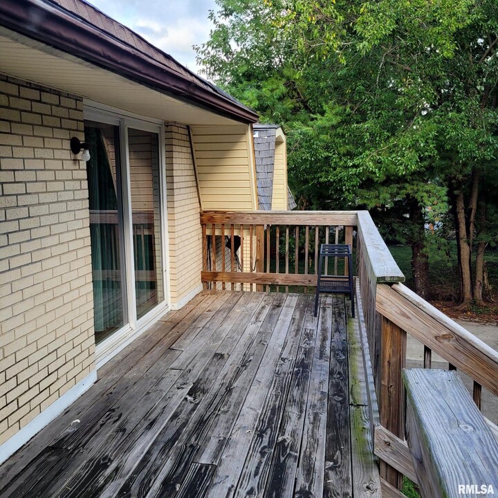 2212 Saratoga Dr in Springfield, IL - Building Photo