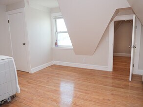 15 Garrison Rd, Unit 4 in Brookline, MA - Foto de edificio - Building Photo