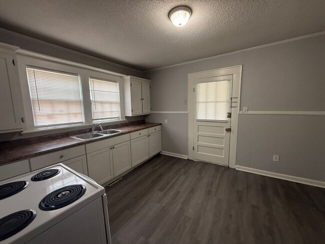 902 N Main St in Burlington, NC - Building Photo - Building Photo