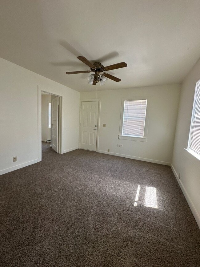 1826 Summers Ln in Klamath Falls, OR - Building Photo - Building Photo