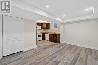 23 Blair Crescent in Barrie, ON - Building Photo - Building Photo