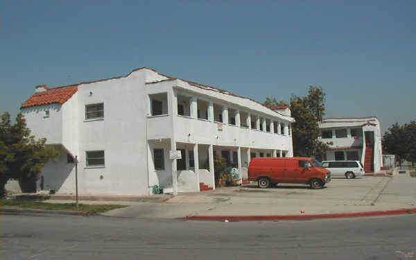1303 W Parade St in Long Beach, CA - Foto de edificio