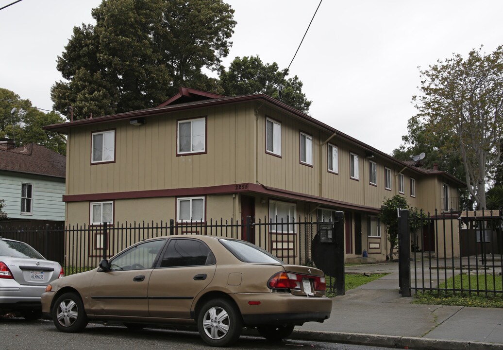 2255 84th Ave in Oakland, CA - Building Photo