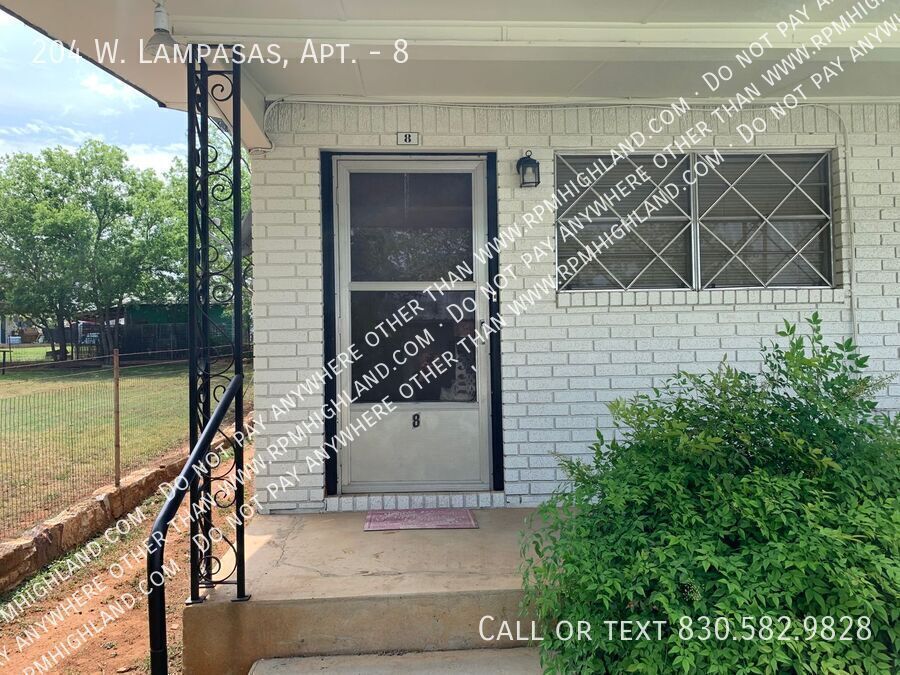204 W Lampasas St-Unit -8 in Llano, TX - Foto de edificio