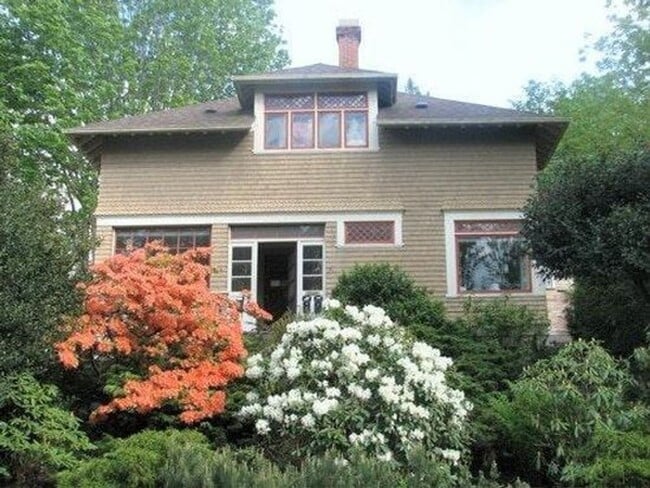 property at 910 N Garden St