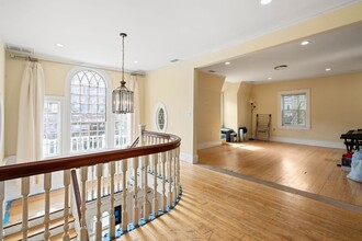 11 Elko St, Unit 2 in Boston, MA - Foto de edificio - Building Photo