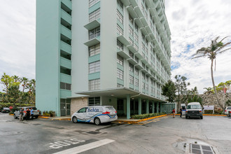 Stanley Axlrod Towers in Miami, FL - Foto de edificio - Building Photo