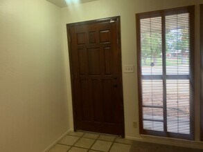5536 Winding Way in Carmichael, CA - Building Photo - Building Photo