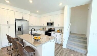 6124 Victoria Wy in Eastvale, CA - Foto de edificio - Building Photo