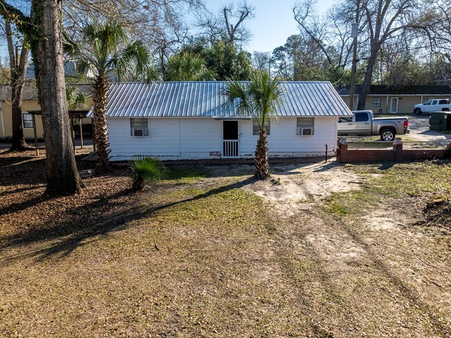 property at 425 Clyde Ln