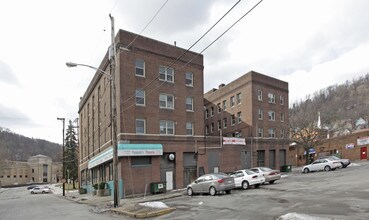 401-411 Commerce St in Wilmerding, PA - Building Photo - Building Photo