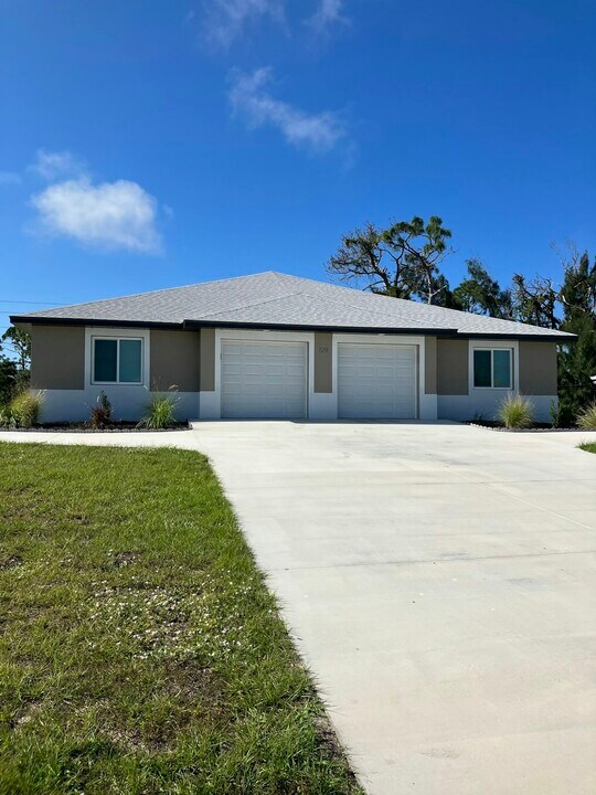 129 Boundary Blvd in Rotonda West, FL - Building Photo