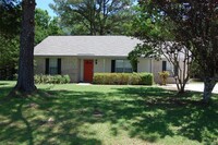 312 Meadowview Dr in Elmore, AL - Building Photo - Building Photo