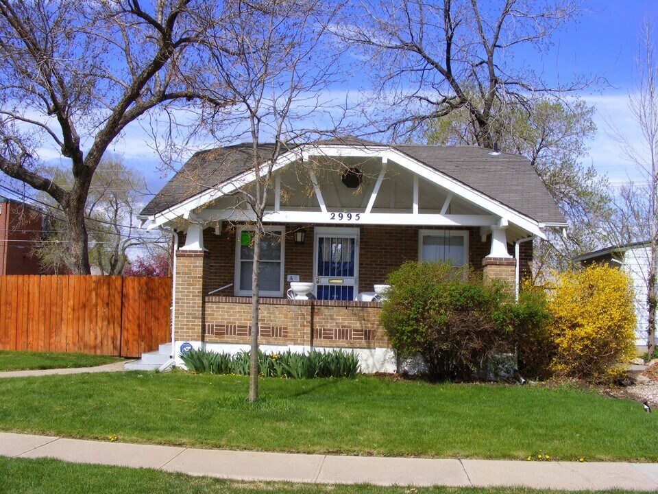 2995 S Acoma St in Englewood, CO - Foto de edificio