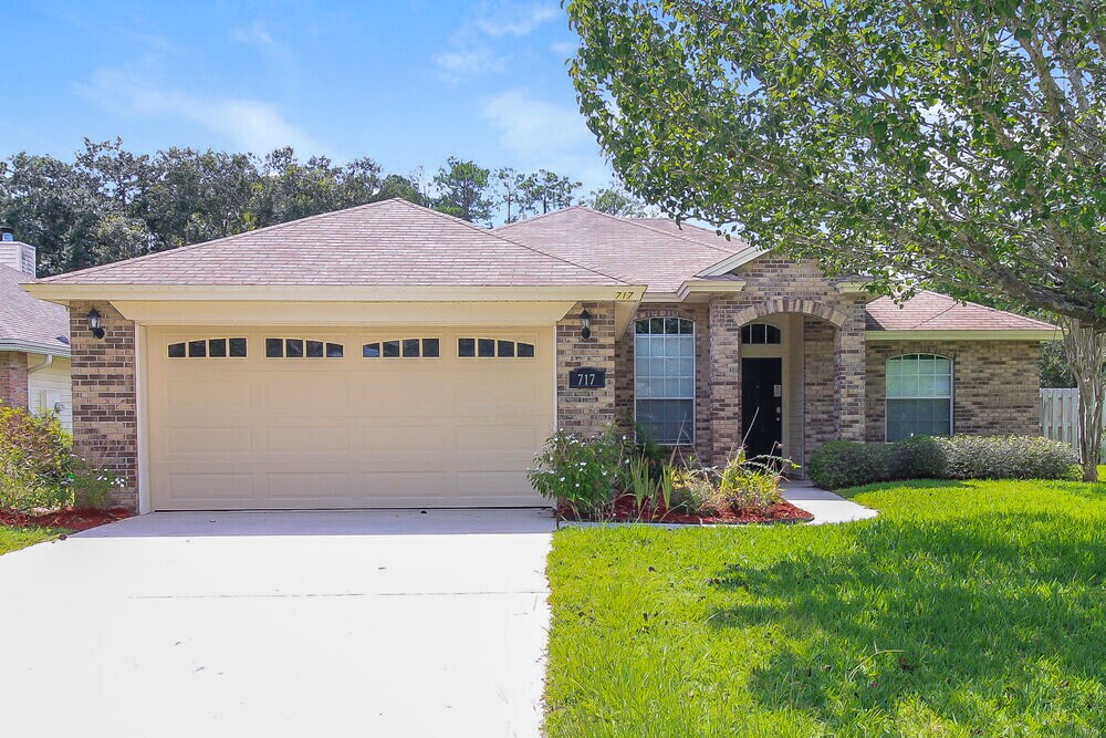 717 S Lake Cunningham Ave in Jacksonville, FL - Building Photo