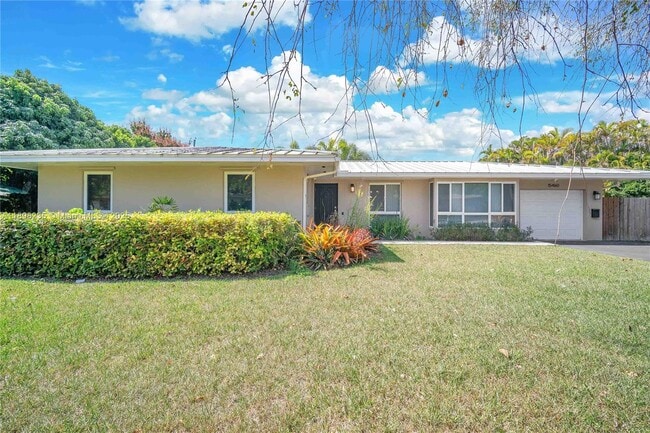 15460 SW 82nd Ct in Palmetto Bay, FL - Foto de edificio - Building Photo