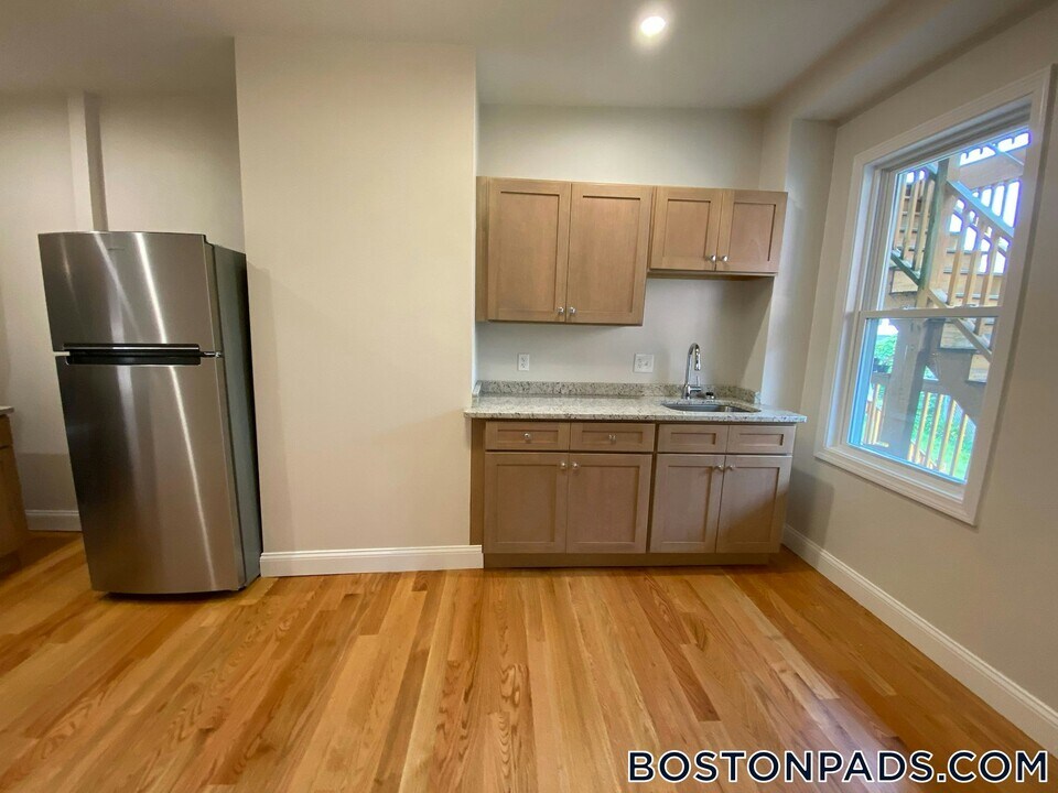91 Porter St in Stoughton, MA - Building Photo