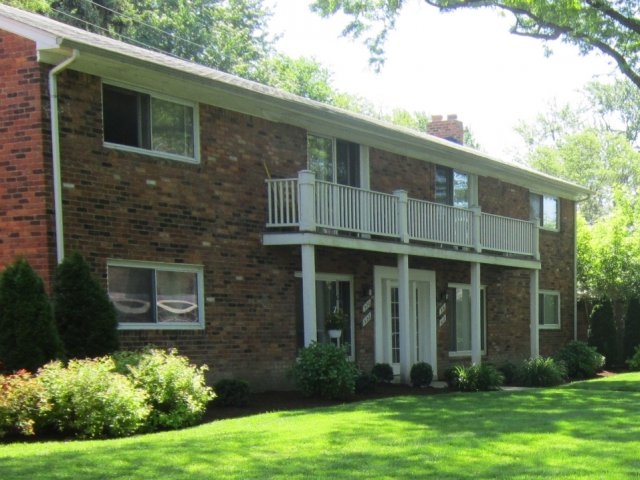 Neff Lane Apartments in Grosse Pointe, MI - Building Photo