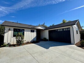 1910 Raymond Ln in Oceanside, CA - Building Photo