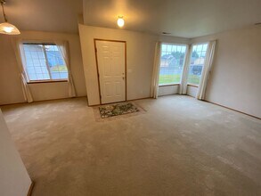 8807 W Bonnie Ave in Kennewick, WA - Building Photo - Building Photo