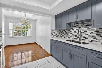 2521 NW 72nd Ave in Sunrise, FL - Building Photo - Building Photo