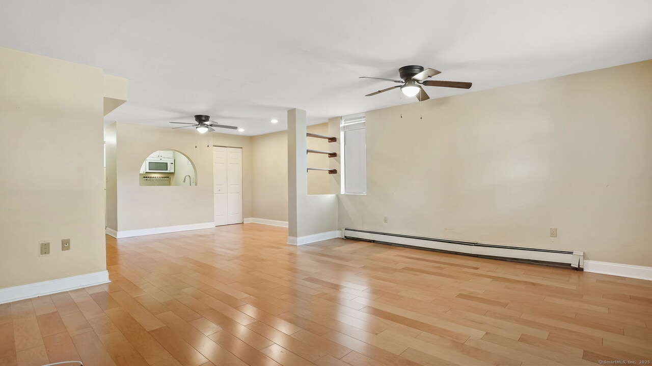 15 Ellsworth St in Bridgeport, CT - Building Photo