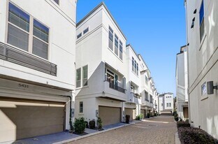 423 T C Jester Blvd in Houston, TX - Building Photo