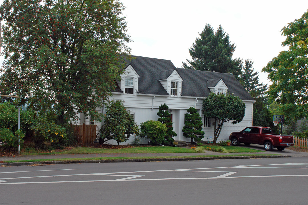 6036 Sacramento St in Portland, OR - Building Photo