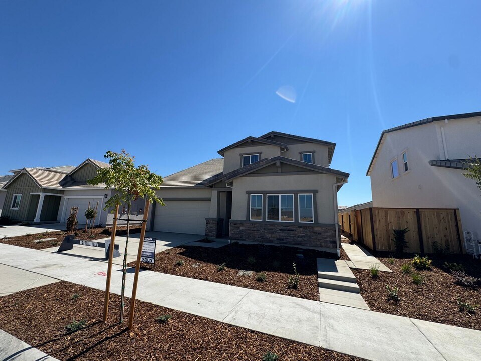 8097 Trapper Rnch Rd in Roseville, CA - Building Photo