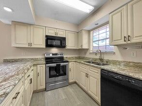 323 Cedarwood Dr in Mandeville, LA - Foto de edificio - Building Photo