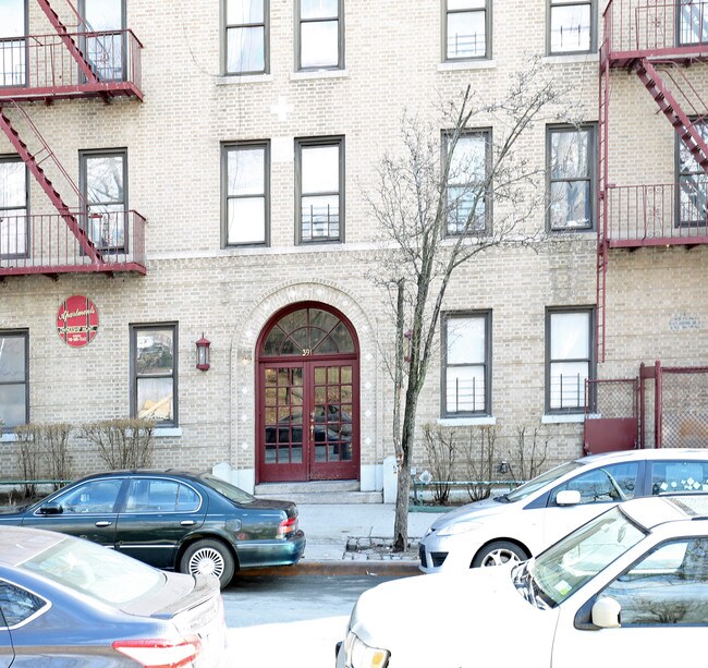 391 E Mosholu in Bronx, NY - Foto de edificio - Building Photo