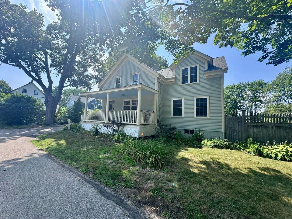 97 Meredith Way in Portsmouth, NH - Building Photo