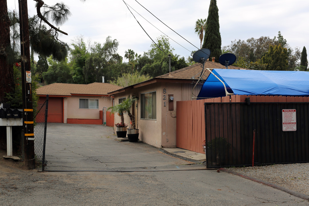 821 Sinkler Way in Vista, CA - Foto de edificio