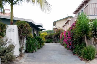 1025 El Embarcadero Rd, Unit B in Goleta, CA - Building Photo - Building Photo