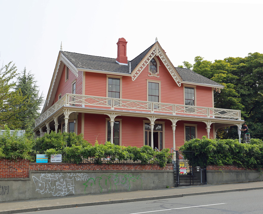 Wentworth Villa in Victoria, BC - Building Photo