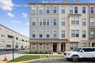 220 Park Central Ter in Manassas Park, VA - Building Photo