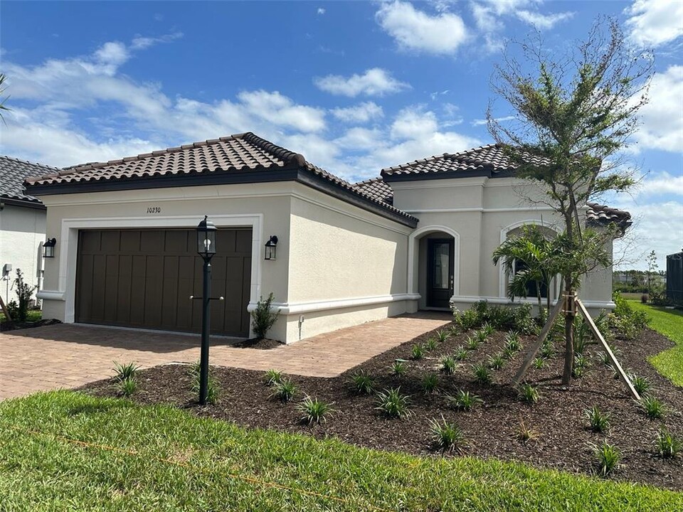 10230 Morning Mist Ln in Sarasota, FL - Foto de edificio