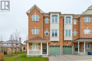 15 Old Colony Rd in Richmond Hill, ON - Building Photo