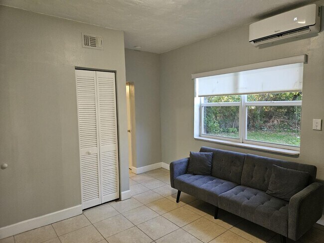 1136 NE 167th St in North Miami Beach, FL - Building Photo - Building Photo