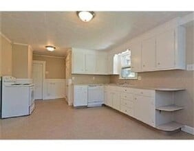 16 Gates Ct, Unit 2 in Auburn, MA - Foto de edificio - Building Photo