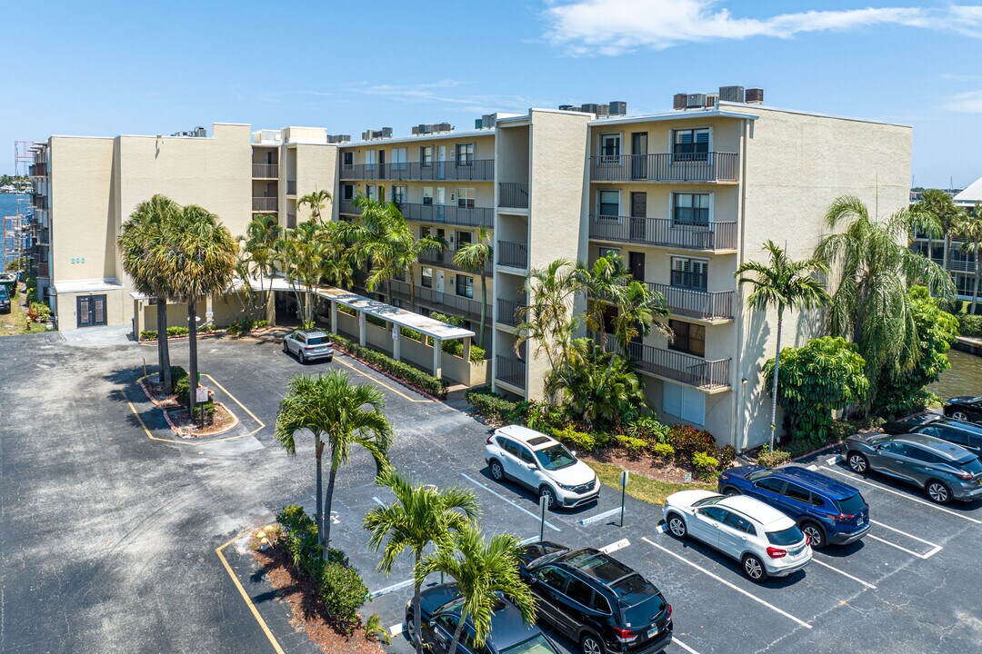 Hidden Harbour Condominiums in Lantana, FL - Building Photo