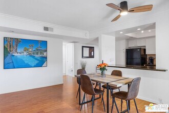 400 N Sunrise Way in Palm Springs, CA - Foto de edificio - Building Photo