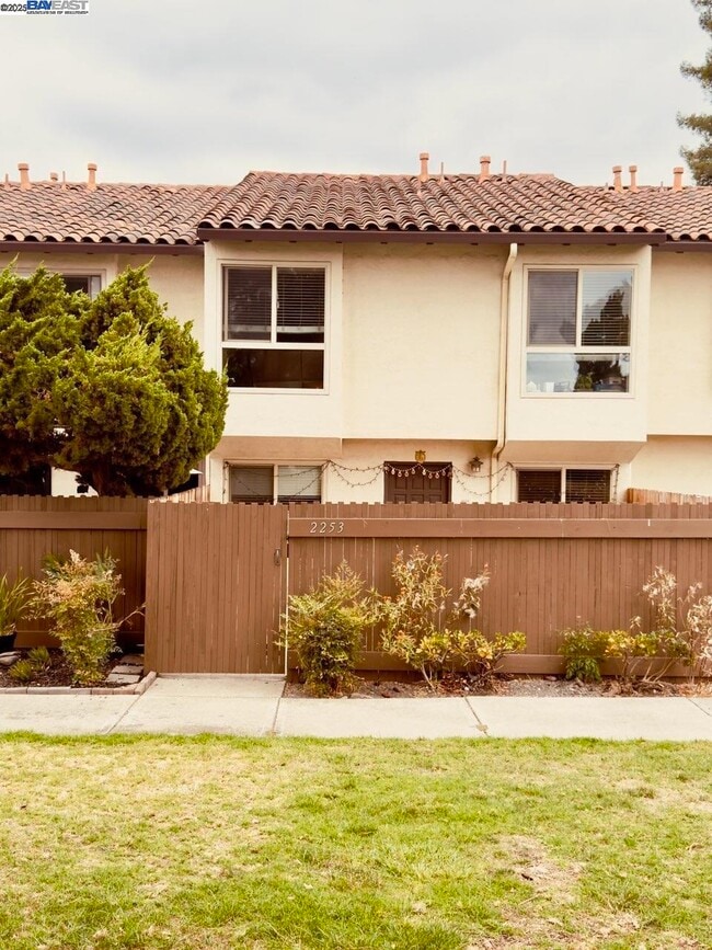2253 Kalenda Common in Fremont, CA - Building Photo - Building Photo