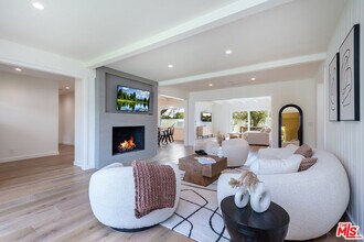 527 S Bentley Ave in Los Angeles, CA - Building Photo - Building Photo